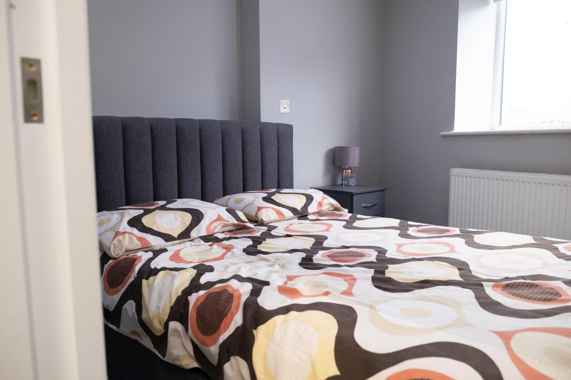 Zone 2 Spacious Two-bedroom With Parking Apartment London