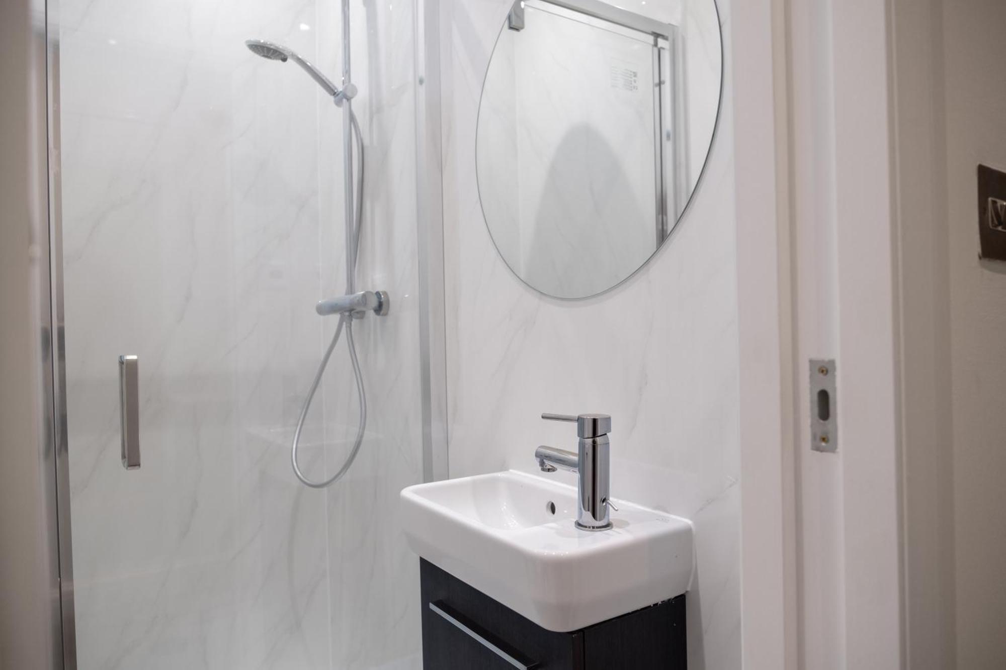 Appartement Spacious 2 Bed 2 Bath With Free Parking For 2 Cars And Underground Station Zone 2 For Quick Access To Up To 10 Guests Londen