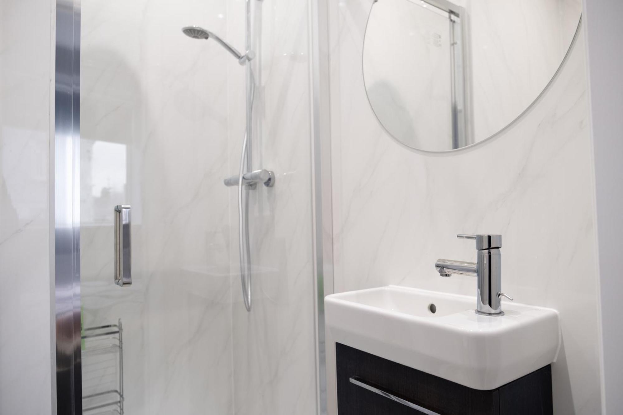 Spacious 2 Bed 2 Bath With Free Parking For 2 Cars And Underground Station Zone 2 For Quick Access To Up To 10 Guests *