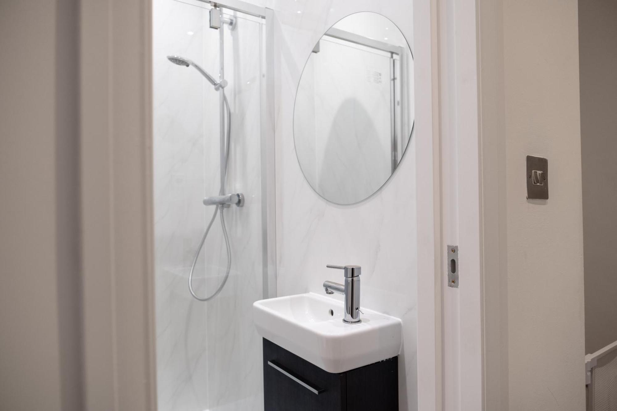 Spacious 2 Bed 2 Bath With Free Parking For 2 Cars And Underground Station Zone 2 For Quick Access To Up To 10 Guests Londen