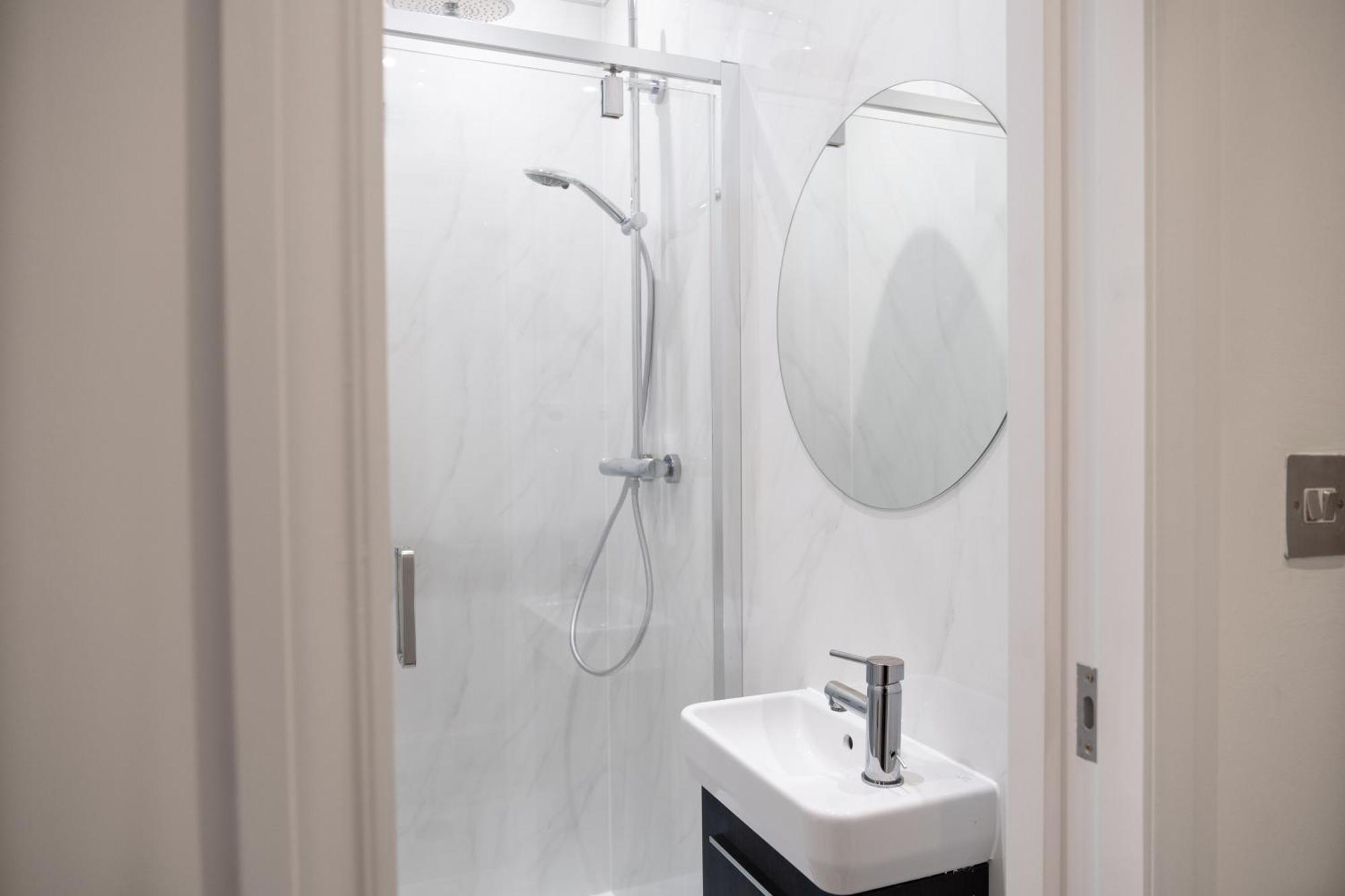 Spacious 2 Bed 2 Bath With Free Parking For 2 Cars And Underground Station Zone 2 For Quick Access To Up To 10 Guests Appartement