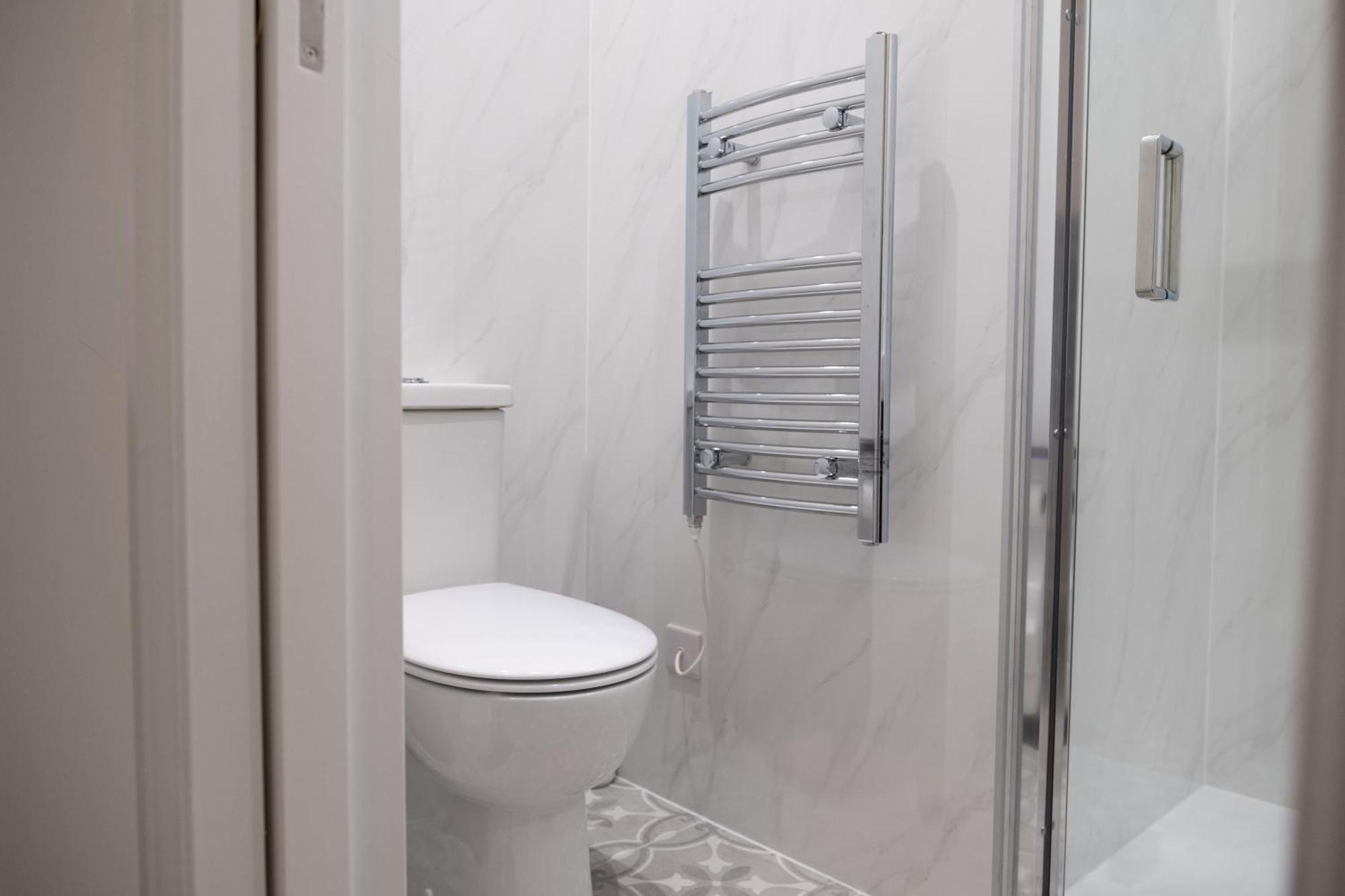 Spacious 2 Bed 2 Bath With Free Parking For 2 Cars And Underground Station Zone 2 For Quick Access To Up To 10 Guests Appartement *