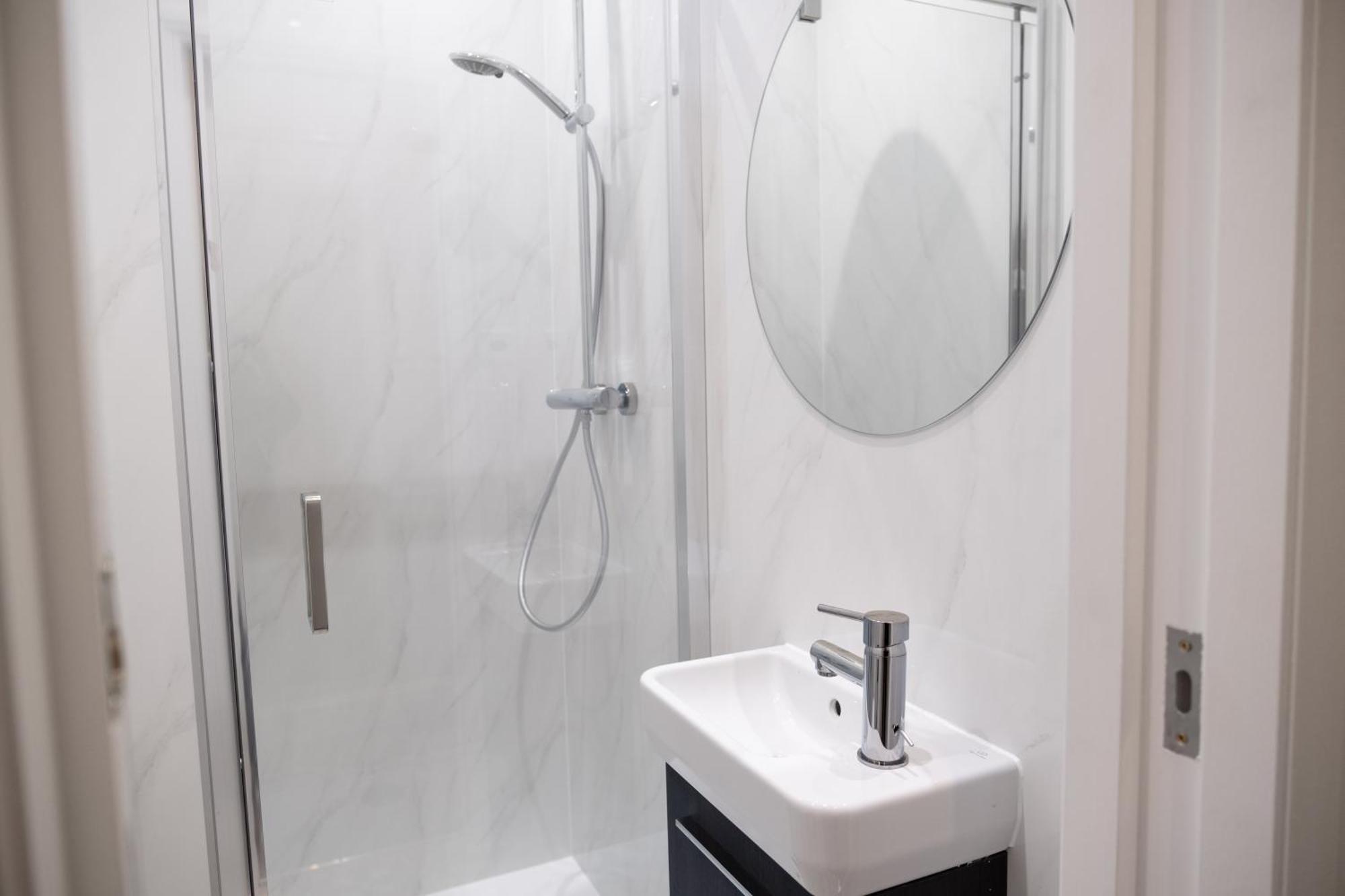 Appartement Spacious 2 Bed 2 Bath With Free Parking For 2 Cars And Underground Station Zone 2 For Quick Access To Up To 10 Guests *