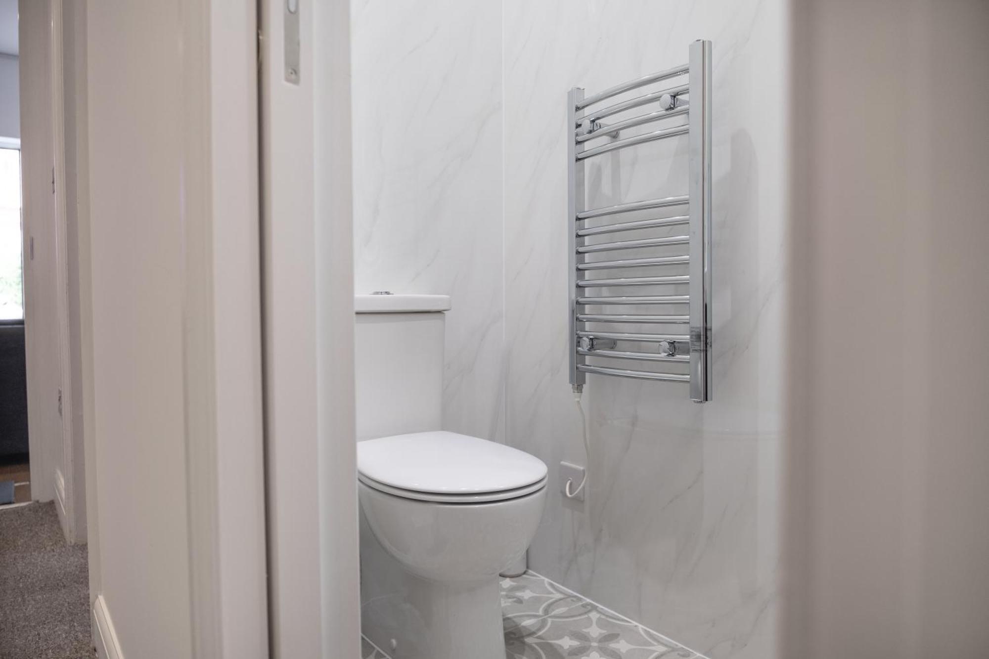 Spacious 2 Bed 2 Bath With Free Parking For 2 Cars And Underground Station Zone 2 For Quick Access To Up To 10 Guests Appartement Londen