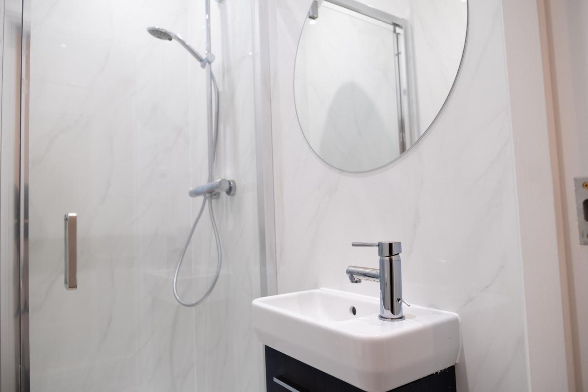 Appartement Spacious 2 Bed 2 Bath With Free Parking For 2 Cars And Underground Station Zone 2 For Quick Access To Up To 10 Guests Londen