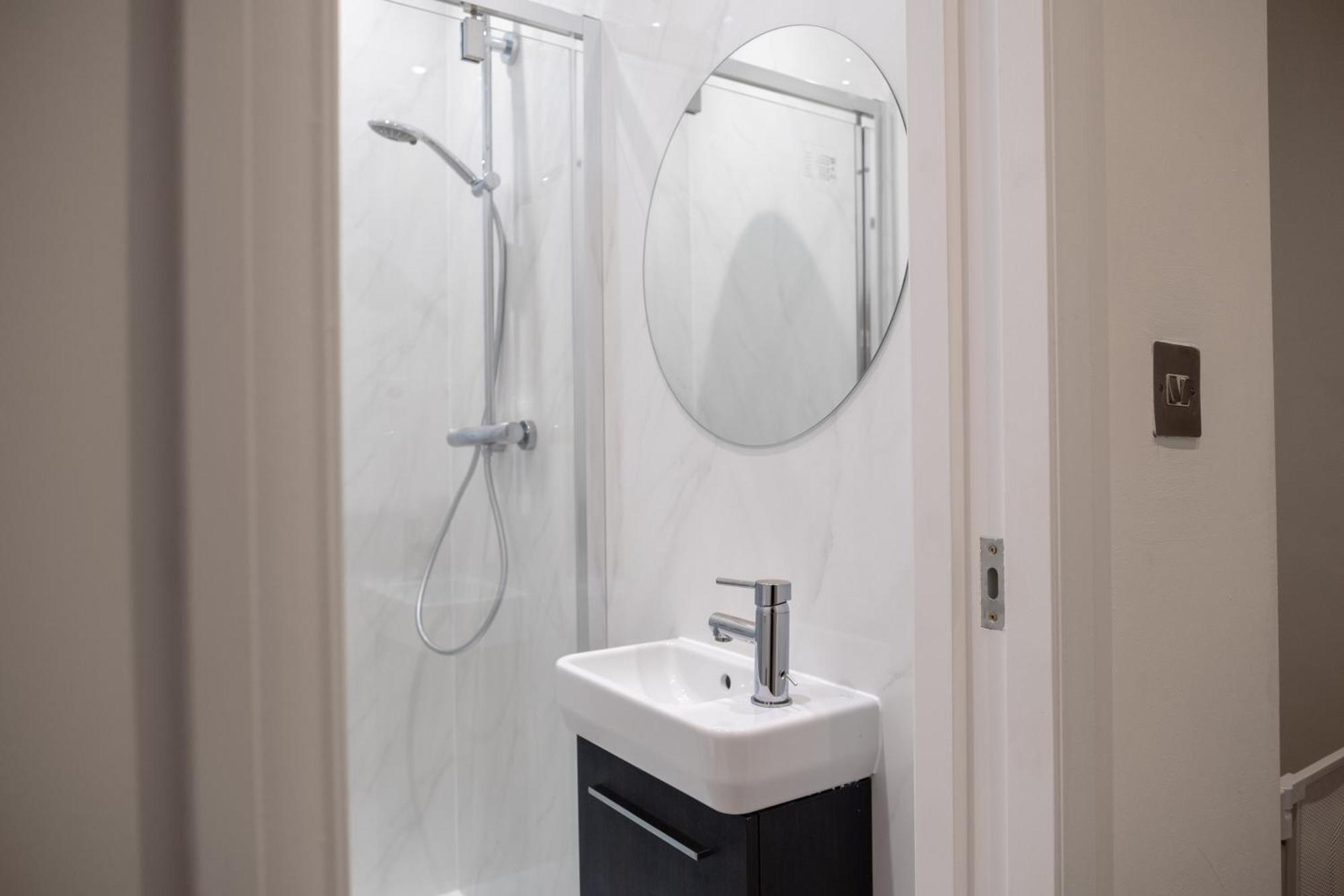 Spacious 2 Bed 2 Bath With Free Parking For 2 Cars And Underground Station Zone 2 For Quick Access To Up To 10 Guests Londen