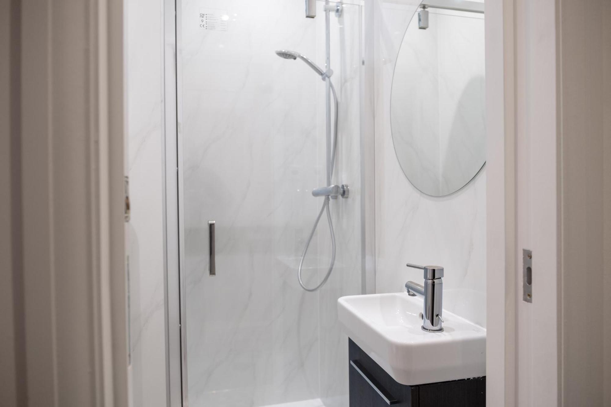 Spacious 2 Bed 2 Bath With Free Parking For 2 Cars And Underground Station Zone 2 For Quick Access To Up To 10 Guests Appartement *