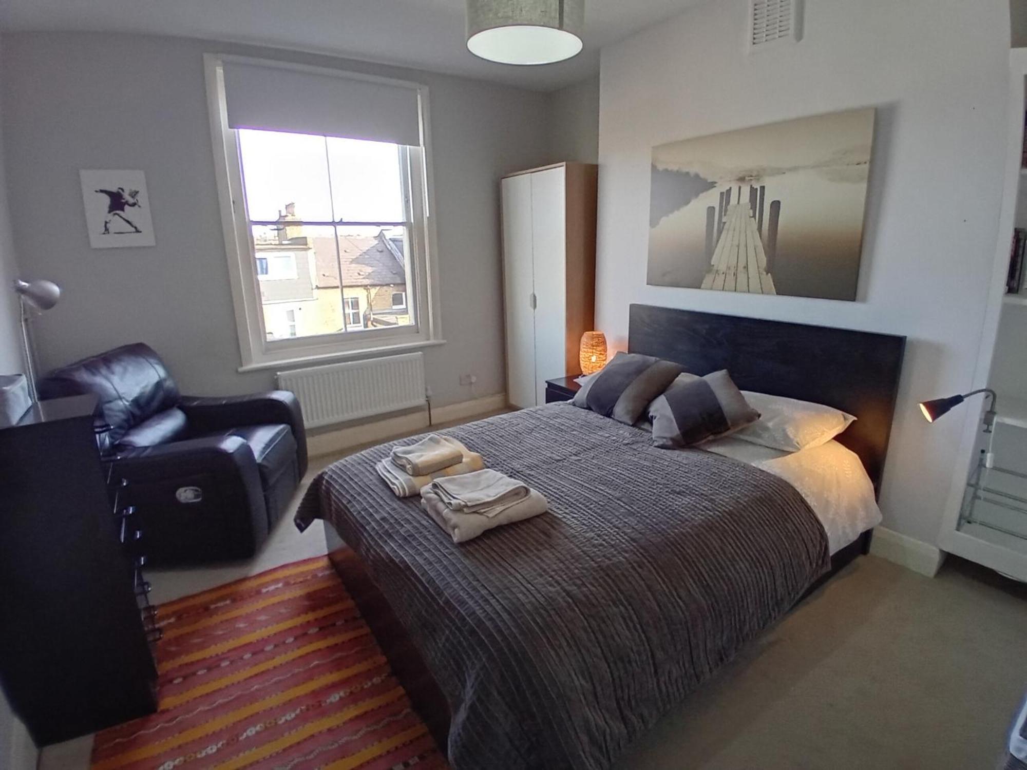 Vakantiehuis Stunning House Overlooking Local Park *