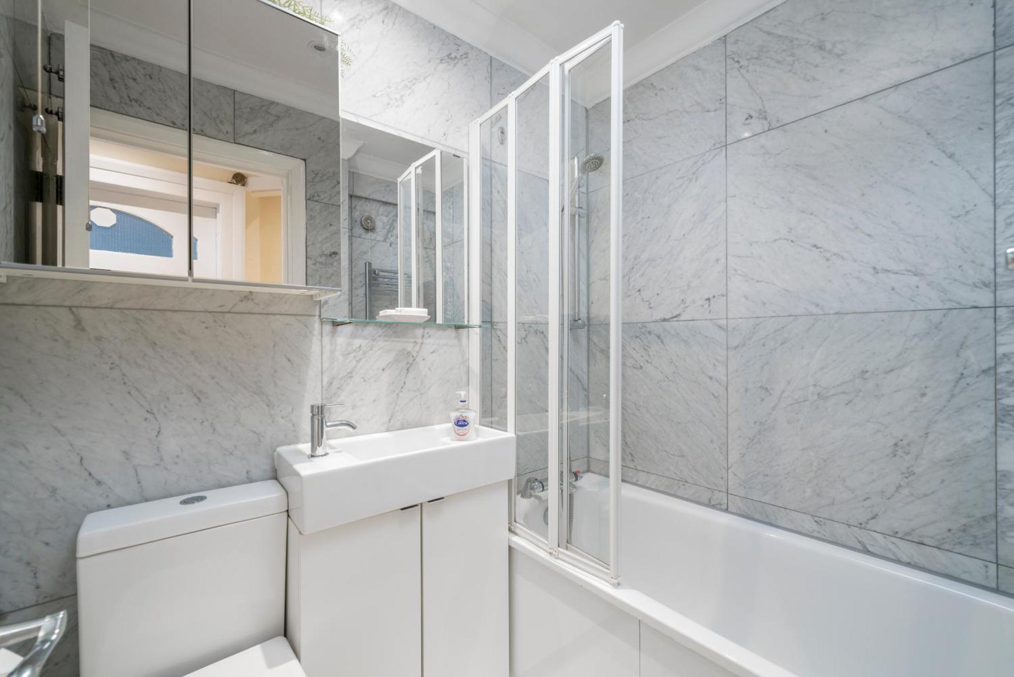 Notting Hill & Hyde Park, Prime Location, Cozy 2-3 Bed Apartment, Close To Kensington Palace & Oxford St,1 Minute To Tube Apartment London