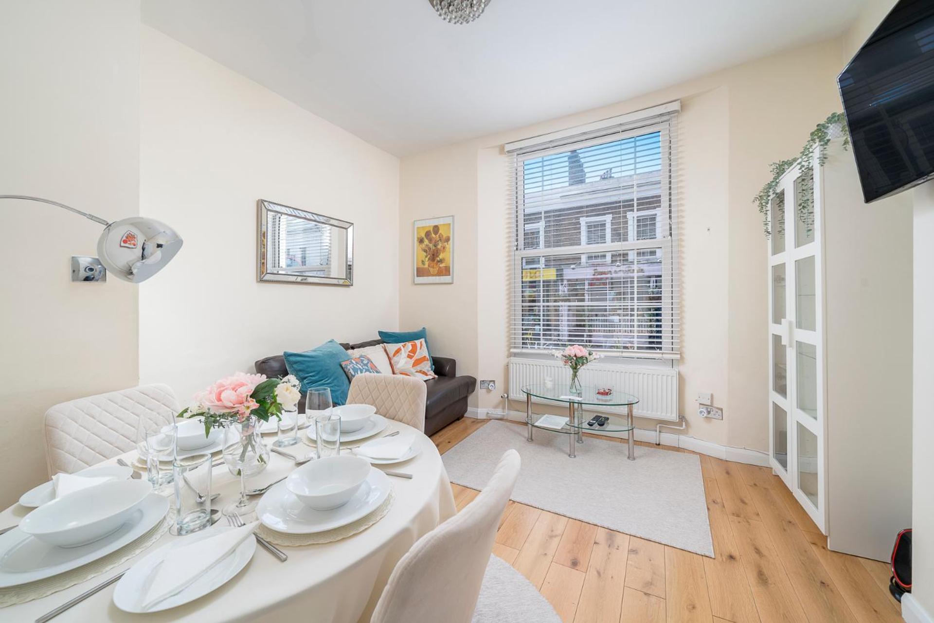 Notting Hill & Hyde Park, Prime Location, Cozy 2-3 Bed Apartment, Close To Kensington Palace & Oxford St,1 Minute To Tube Apartment *