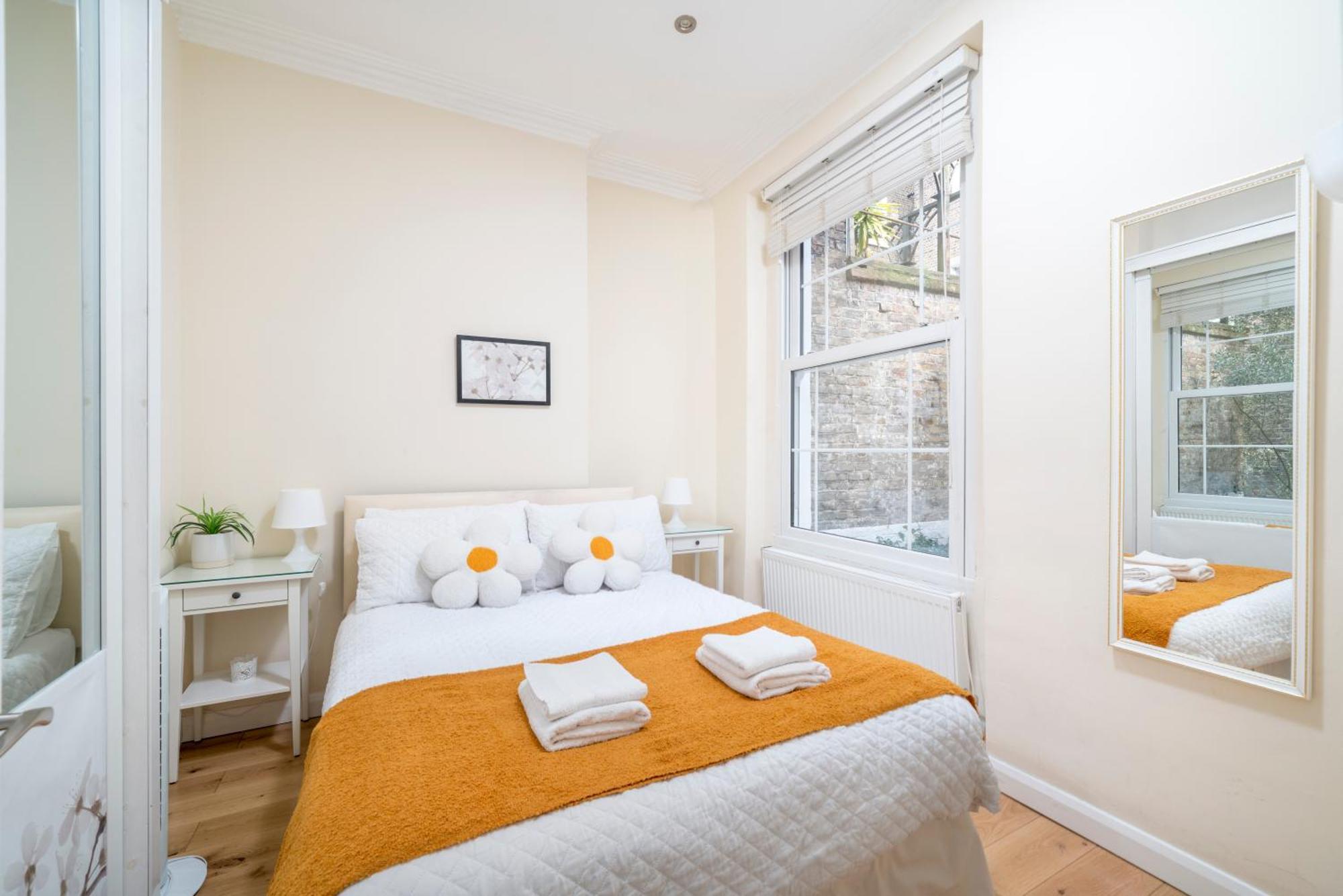 Notting Hill & Hyde Park, Prime Location, Cozy 2-3 Bed Apartment, Close To Kensington Palace & Oxford St,1 Minute To Tube Apartment London