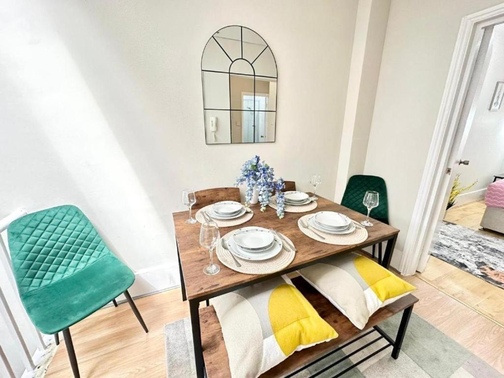 Hyde Park Comfortable Family Apartment