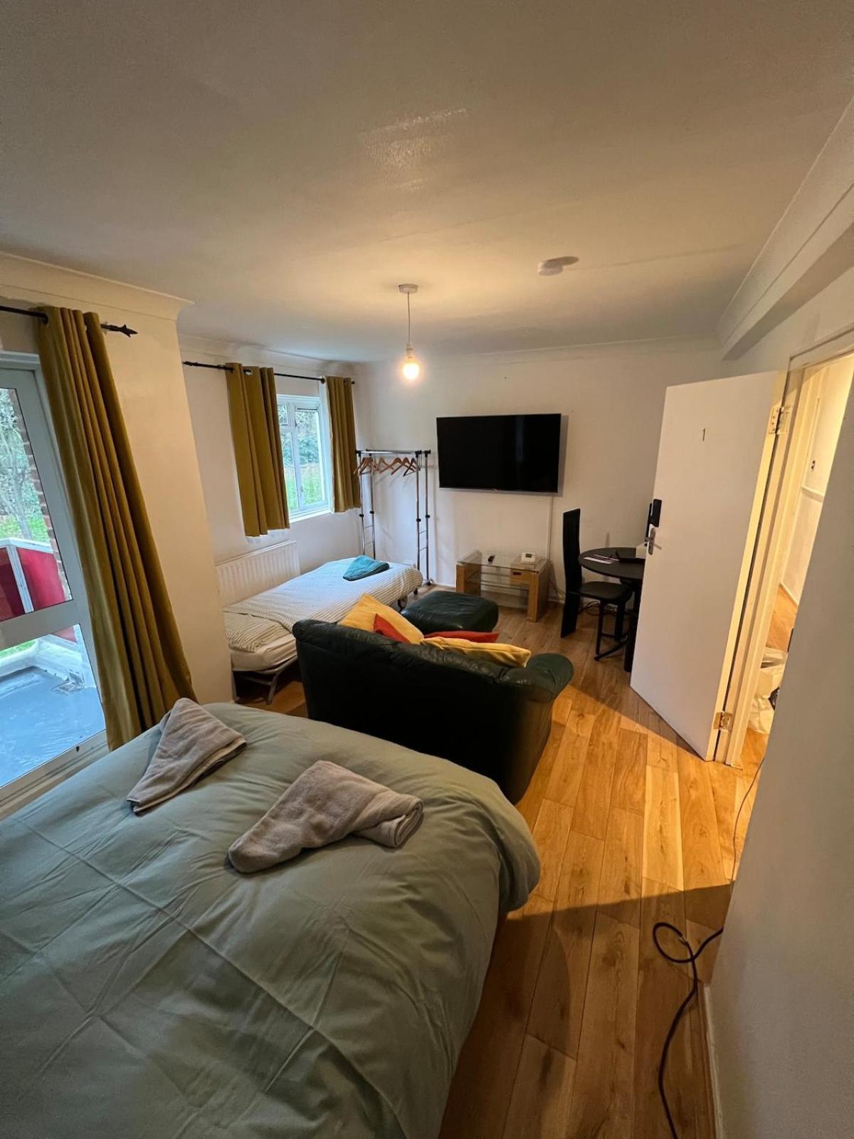 Royal Height - 3 Bed In Wembley Apartment