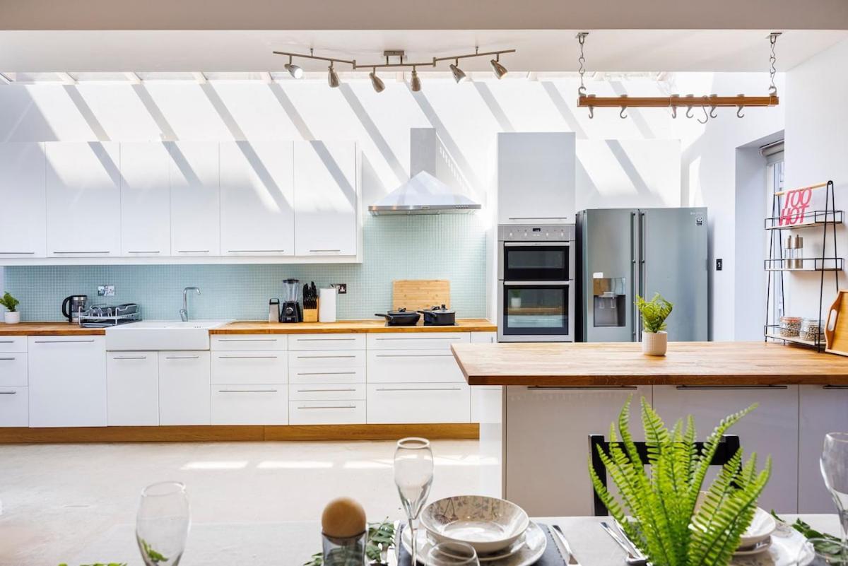 6 Bedroom West Home, Acton, Free Parking , Pool Table , 75 Inch Tv, Sleeps 11 Offers Apartment *
