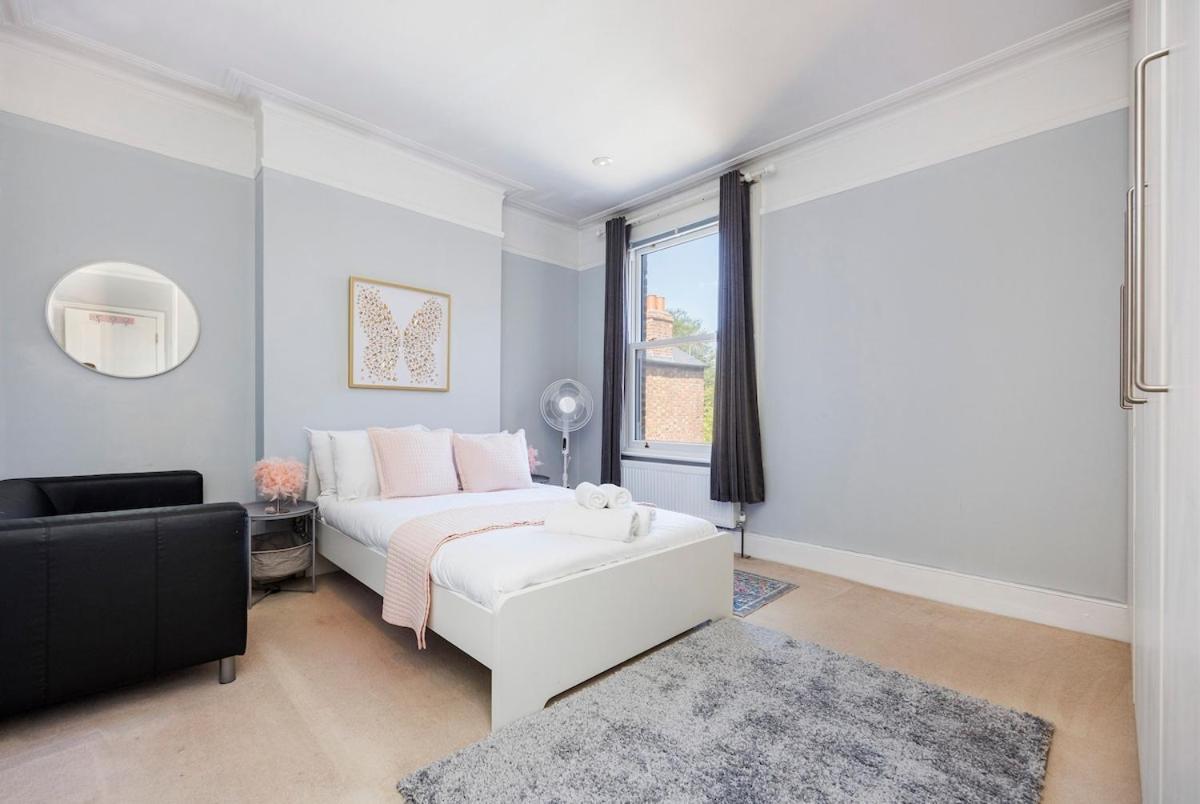 6 Bedroom West Home, Acton, Free Parking , Pool Table , 75 Inch Tv, Sleeps 11 Offers Londen