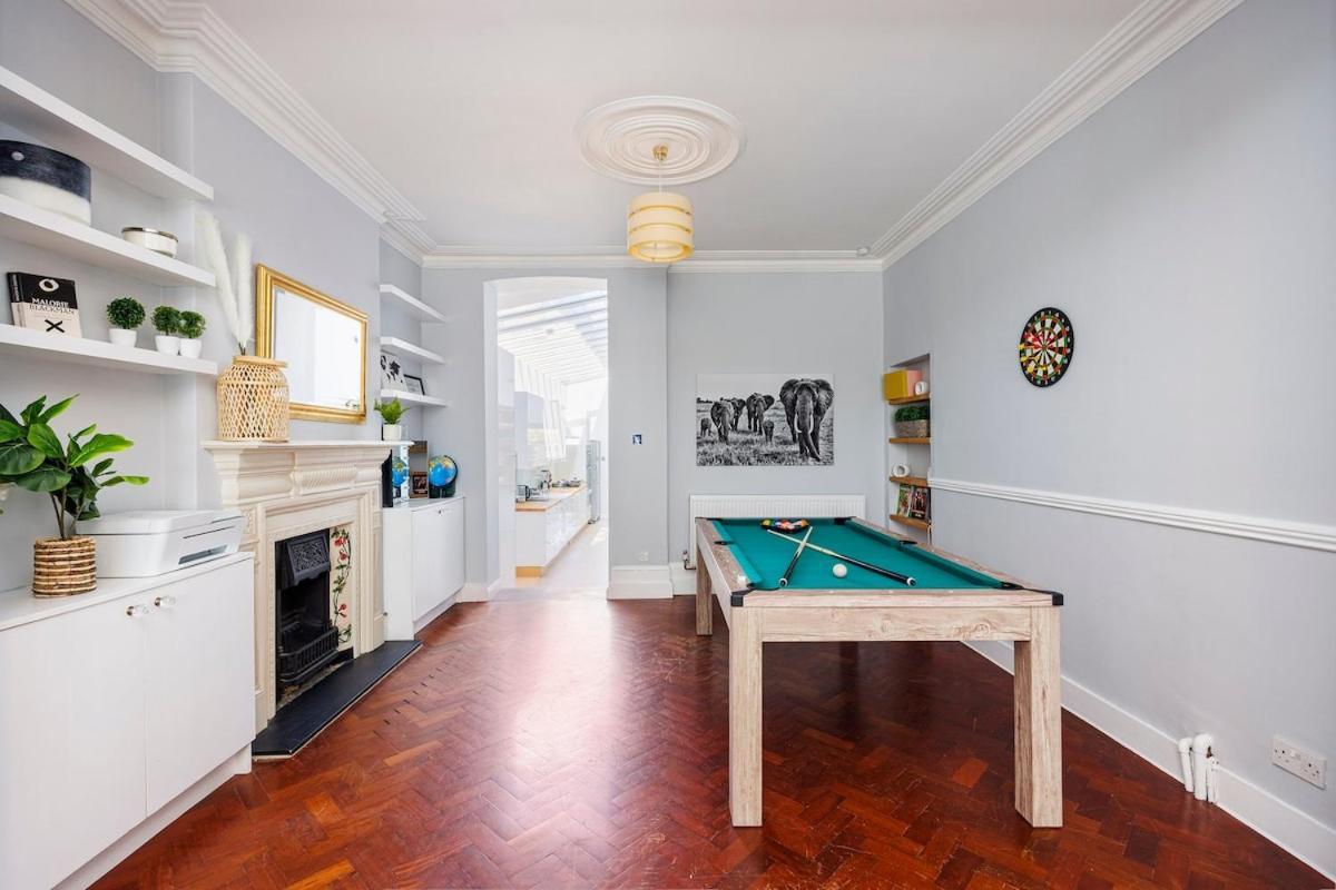 6 Bedroom West Home, Acton, Free Parking , Pool Table , 75 Inch Tv, Sleeps 11 Offers Appartement