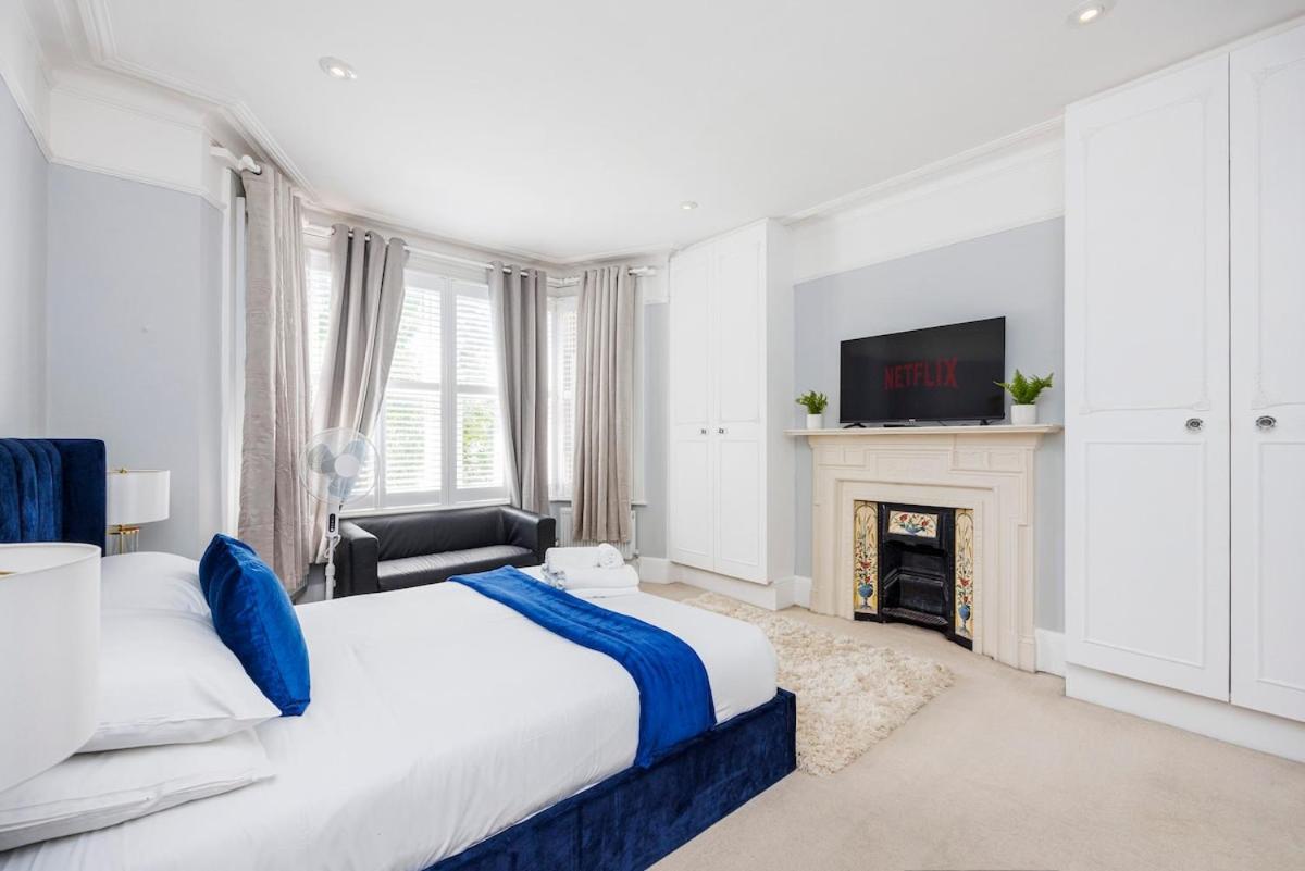 6 Bedroom West Home, Acton, Free Parking , Pool Table , 75 Inch Tv, Sleeps 11 Offers * Londen