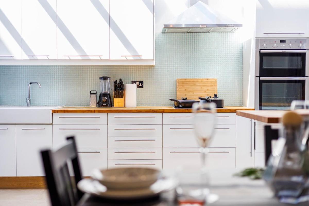 Appartement 6 Bedroom West Home, Acton, Free Parking , Pool Table , 75 Inch Tv, Sleeps 11 Offers *