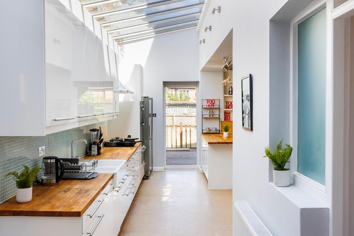 6 Bedroom West Home, Acton, Free Parking , Pool Table , 75 Inch Tv, Sleeps 11 Offers Appartement Londen