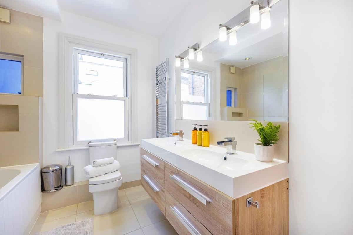 6 Bedroom West Home, Acton, Free Parking , Pool Table , 75 Inch Tv, Sleeps 11 Offers Appartement Londen