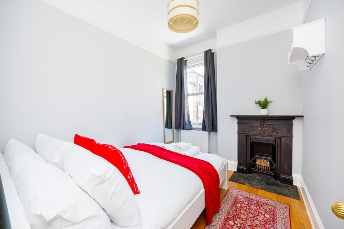Appartement 6 Bedroom West Home, Acton, Free Parking , Pool Table , 75 Inch Tv, Sleeps 11 Offers Londen
