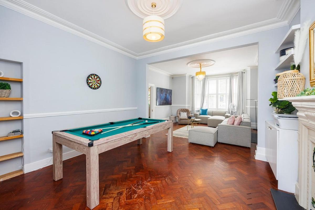 6 Bedroom West Home, Acton, Free Parking , Pool Table , 75 Inch Tv, Sleeps 11 Offers Londen