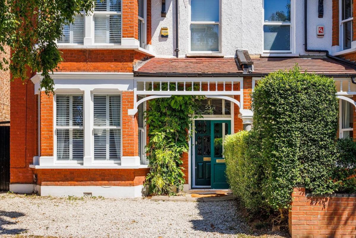 6 Bedroom West Home, Acton, Free Parking , Pool Table , 75 Inch Tv, Sleeps 11 Offers * London