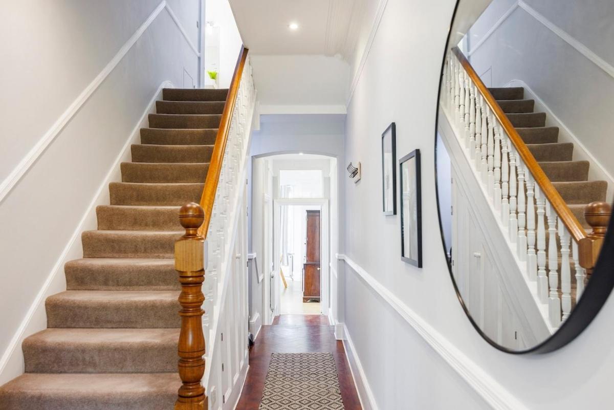 6 Bedroom West Home, Acton, Free Parking , Pool Table , 75 Inch Tv, Sleeps 11 Offers Londen