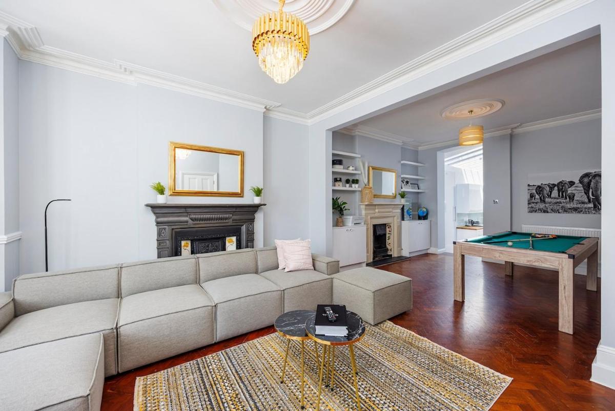 6 Bedroom West Home, Acton, Free Parking , Pool Table , 75 Inch Tv, Sleeps 11 Offers * London