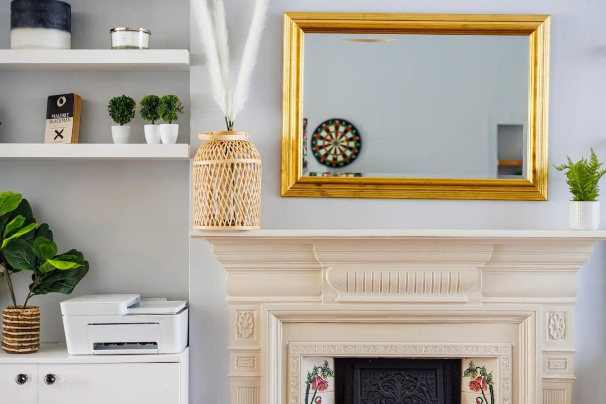 6 Bedroom West Home, Acton, Free Parking , Pool Table , 75 Inch Tv, Sleeps 11 Offers Appartement