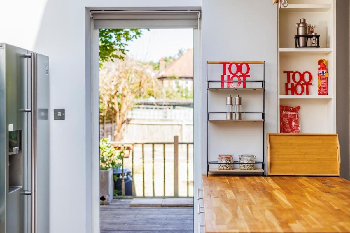 6 Bedroom West Home, Acton, Free Parking , Pool Table , 75 Inch Tv, Sleeps 11 Offers Appartement Londen