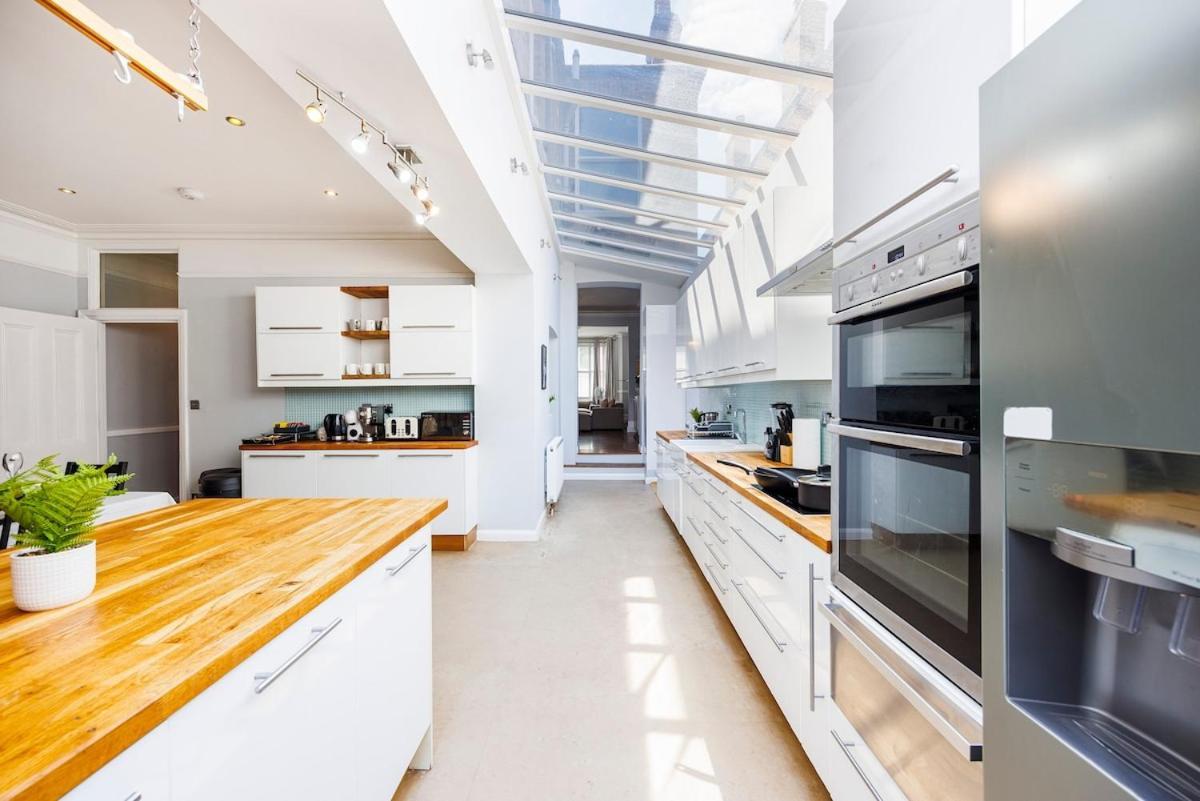 6 Bedroom West Home, Acton, Free Parking , Pool Table , 75 Inch Tv, Sleeps 11 Offers Apartment *