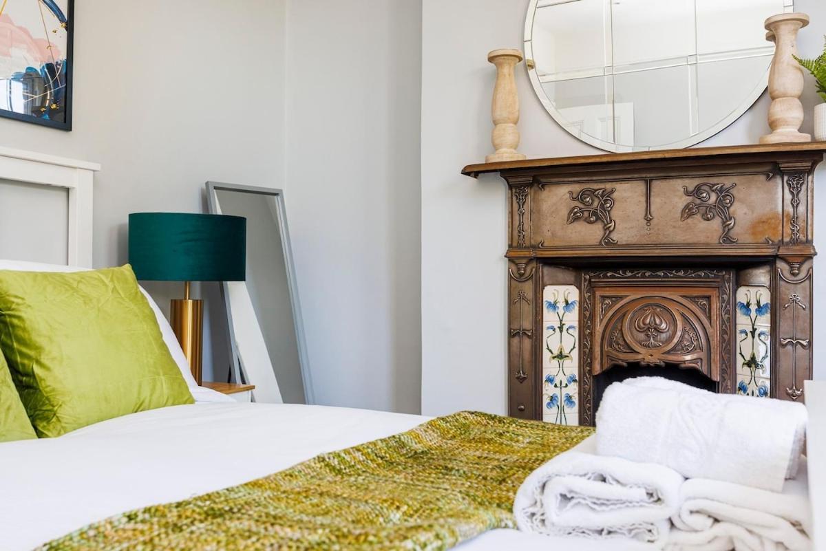 Apartment 6 Bedroom West Home, Acton, Free Parking , Pool Table , 75 Inch Tv, Sleeps 11 Offers *
