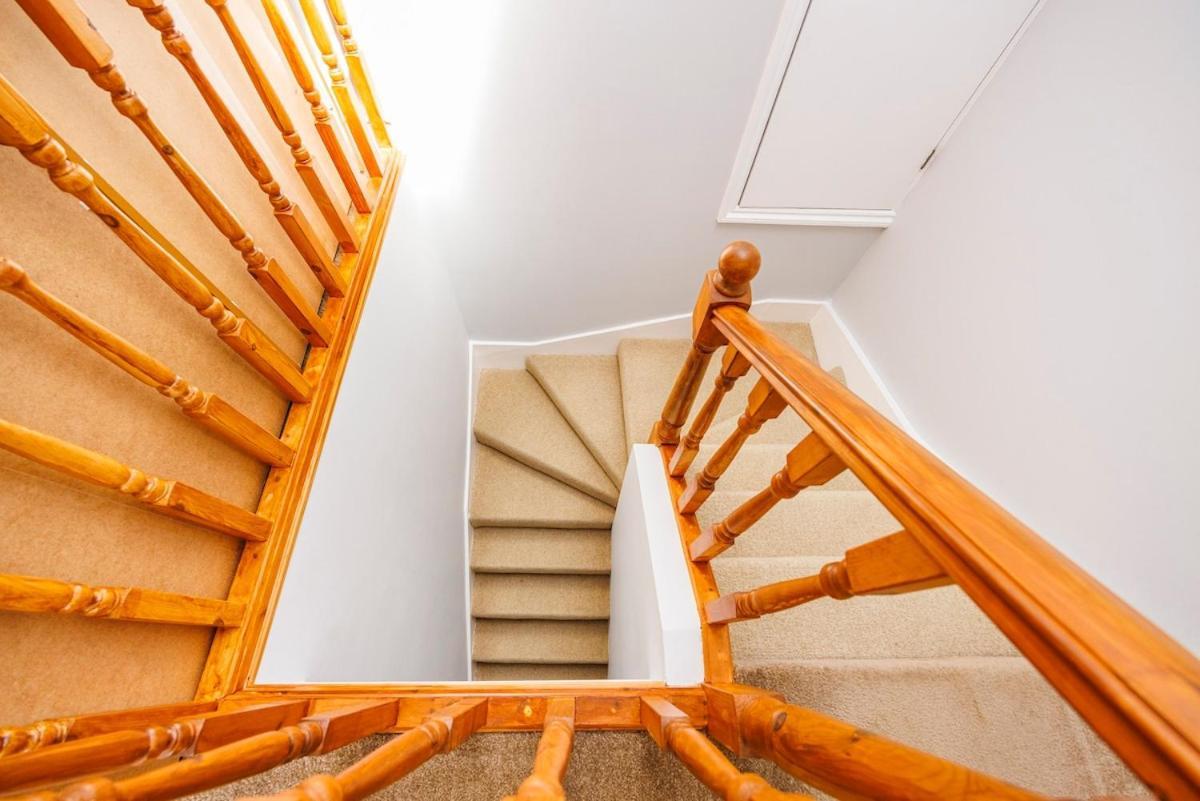 6 Bedroom West Home, Acton, Free Parking , Pool Table , 75 Inch Tv, Sleeps 11 Offers Apartment London