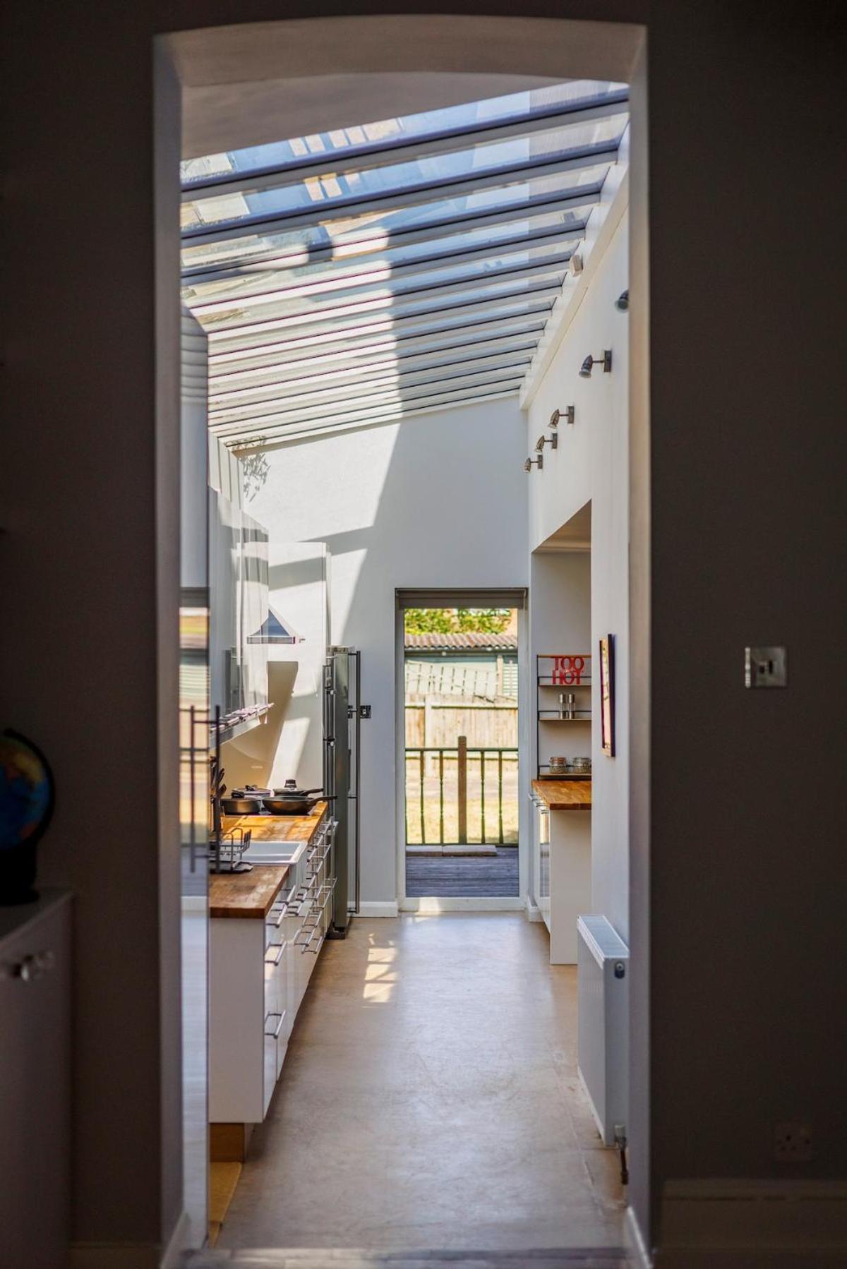 6 Bedroom West Home, Acton, Free Parking , Pool Table , 75 Inch Tv, Sleeps 11 Offers * London