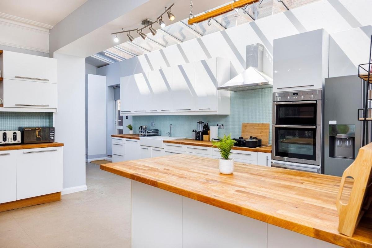 6 Bedroom West Home, Acton, Free Parking , Pool Table , 75 Inch Tv, Sleeps 11 Offers London