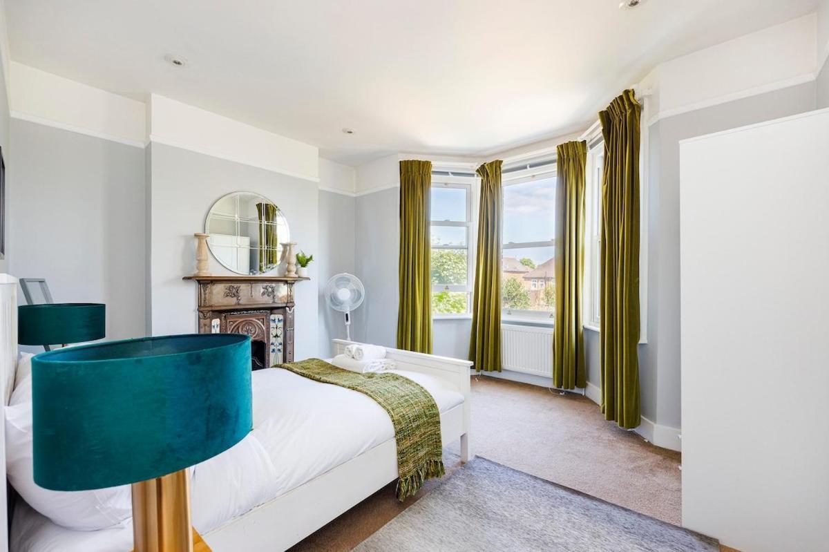 6 Bedroom West Home, Acton, Free Parking , Pool Table , 75 Inch Tv, Sleeps 11 Offers Appartement