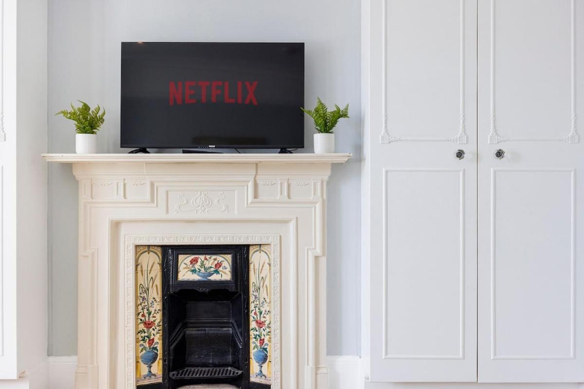 Appartement 6 Bedroom West Home, Acton, Free Parking , Pool Table , 75 Inch Tv, Sleeps 11 Offers