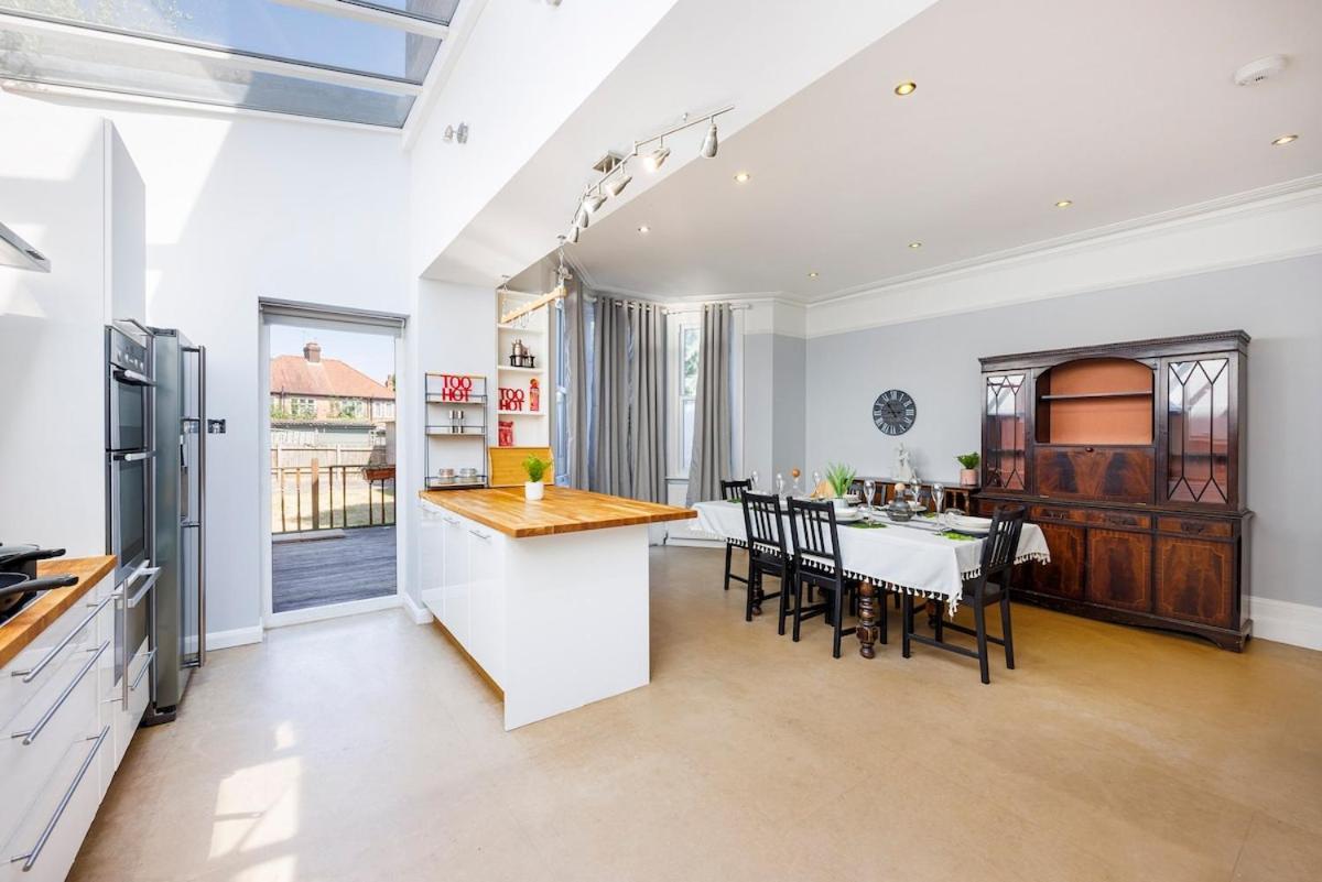 6 Bedroom West Home, Acton, Free Parking , Pool Table , 75 Inch Tv, Sleeps 11 Offers * Londen