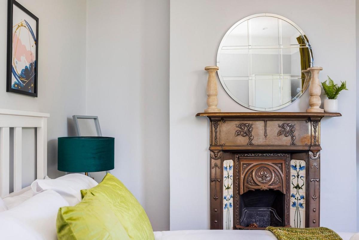 6 Bedroom West Home, Acton, Free Parking , Pool Table , 75 Inch Tv, Sleeps 11 Offers Apartment *