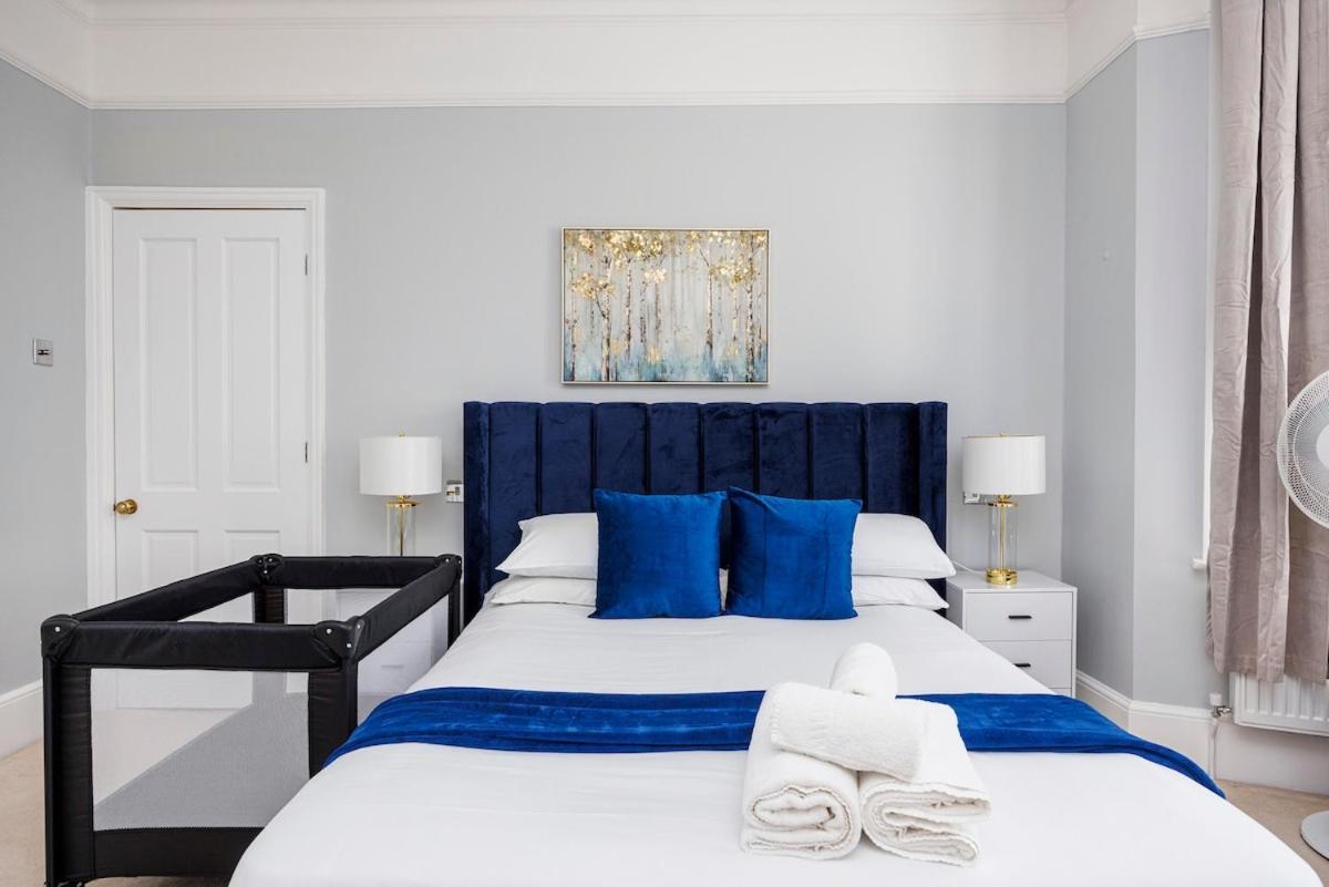 Apartment 6 Bedroom West Home, Acton, Free Parking , Pool Table , 75 Inch Tv, Sleeps 11 Offers *