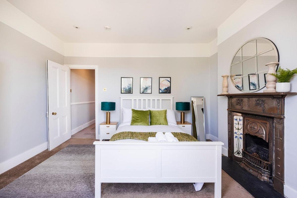 Apartment 6 Bedroom West Home, Acton, Free Parking , Pool Table , 75 Inch Tv, Sleeps 11 Offers London