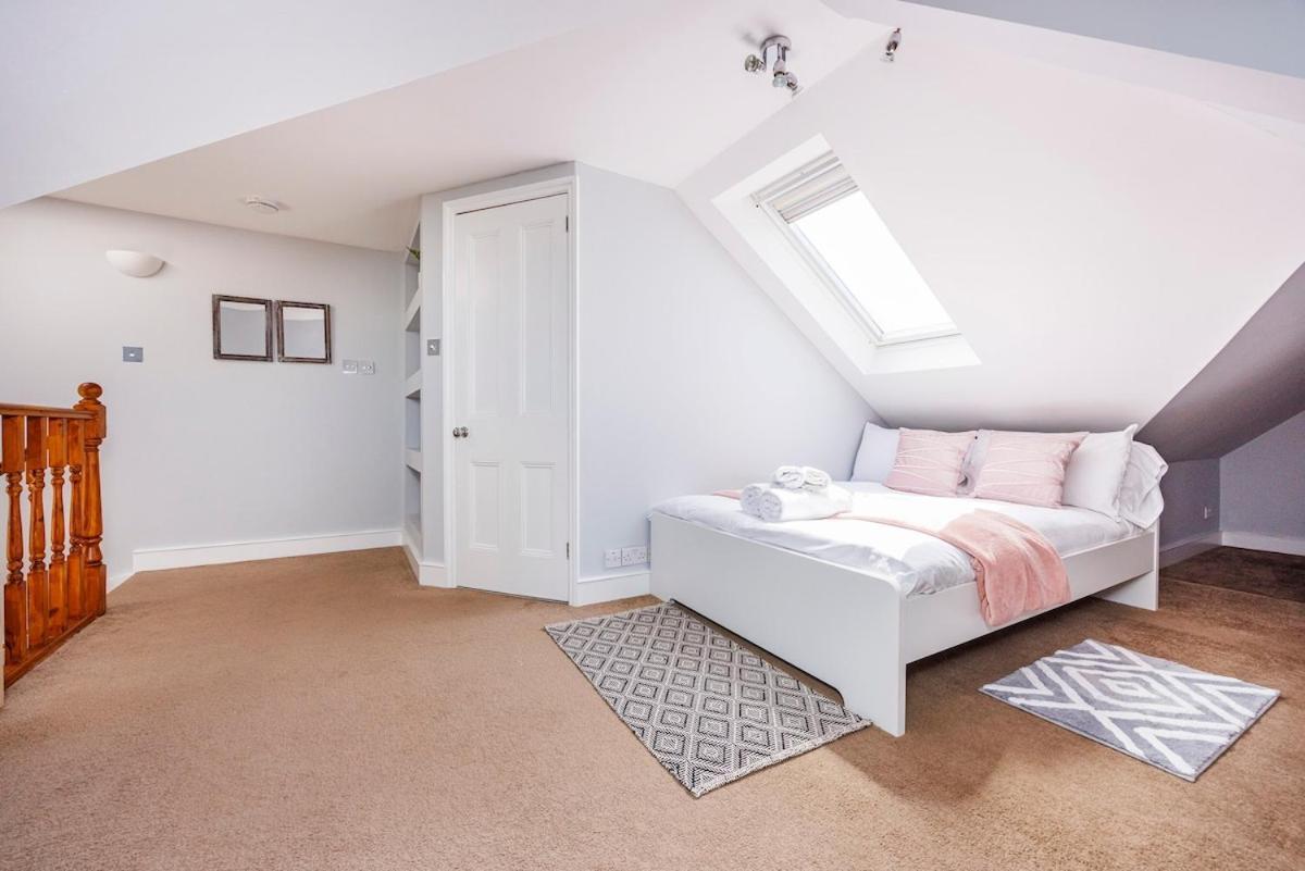 6 Bedroom West Home, Acton, Free Parking , Pool Table , 75 Inch Tv, Sleeps 11 Offers London