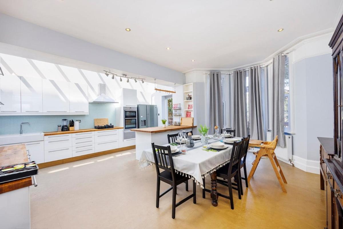 Apartment 6 Bedroom West Home, Acton, Free Parking , Pool Table , 75 Inch Tv, Sleeps 11 Offers