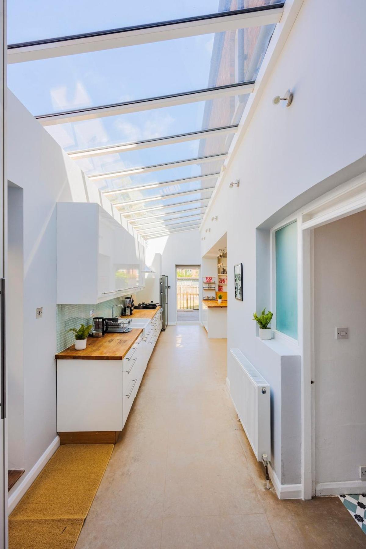 6 Bedroom West Home, Acton, Free Parking , Pool Table , 75 Inch Tv, Sleeps 11 Offers Appartement Londen