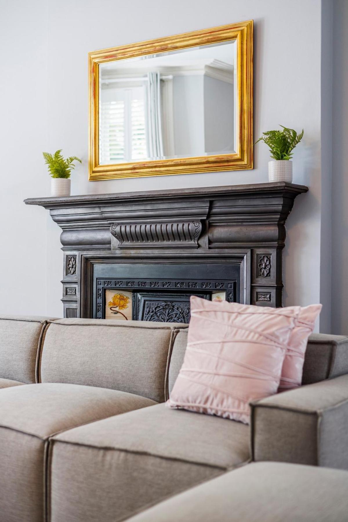 6 Bedroom West Home, Acton, Free Parking , Pool Table , 75 Inch Tv, Sleeps 11 Offers Londen