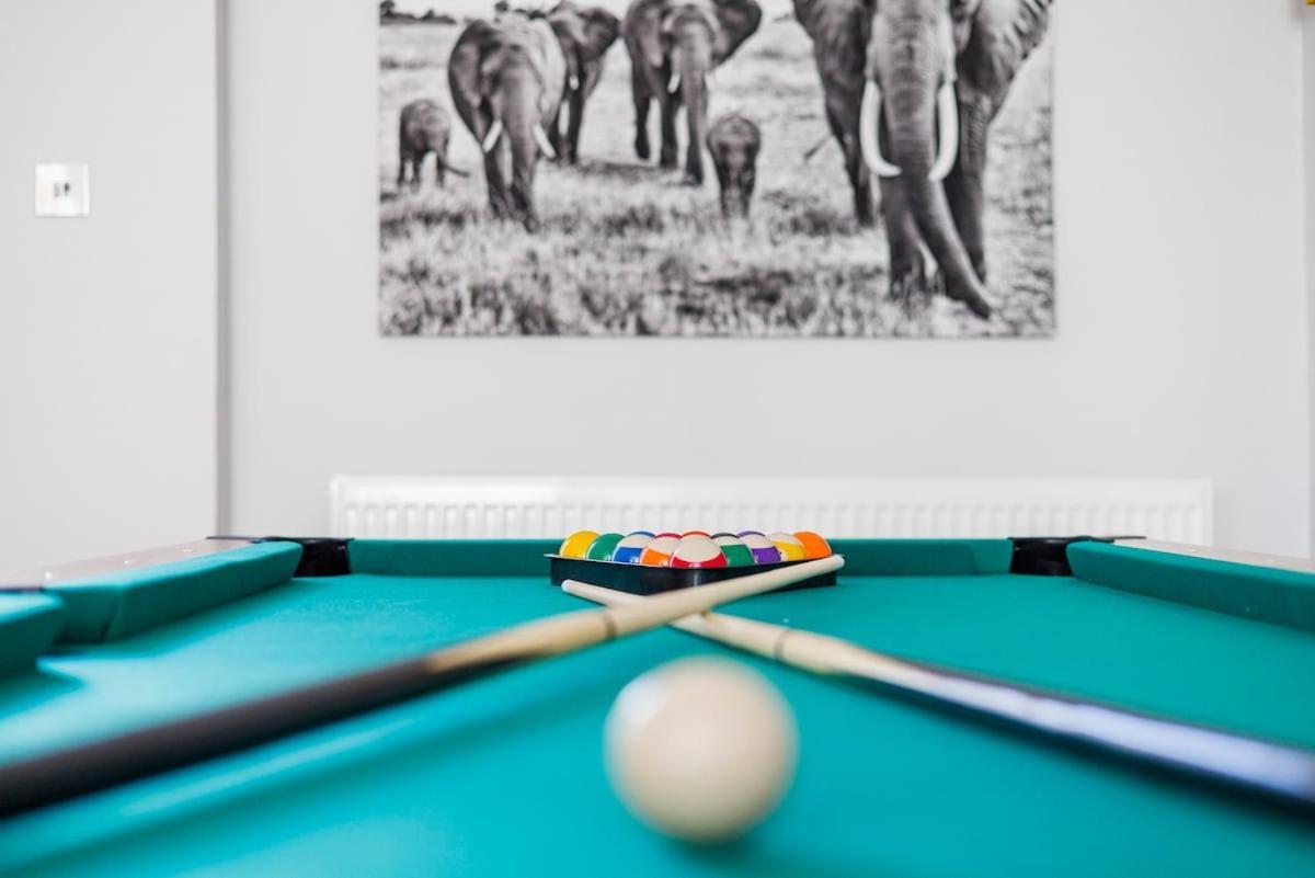 6 Bedroom West Home, Acton, Free Parking , Pool Table , 75 Inch Tv, Sleeps 11 Offers * Londen