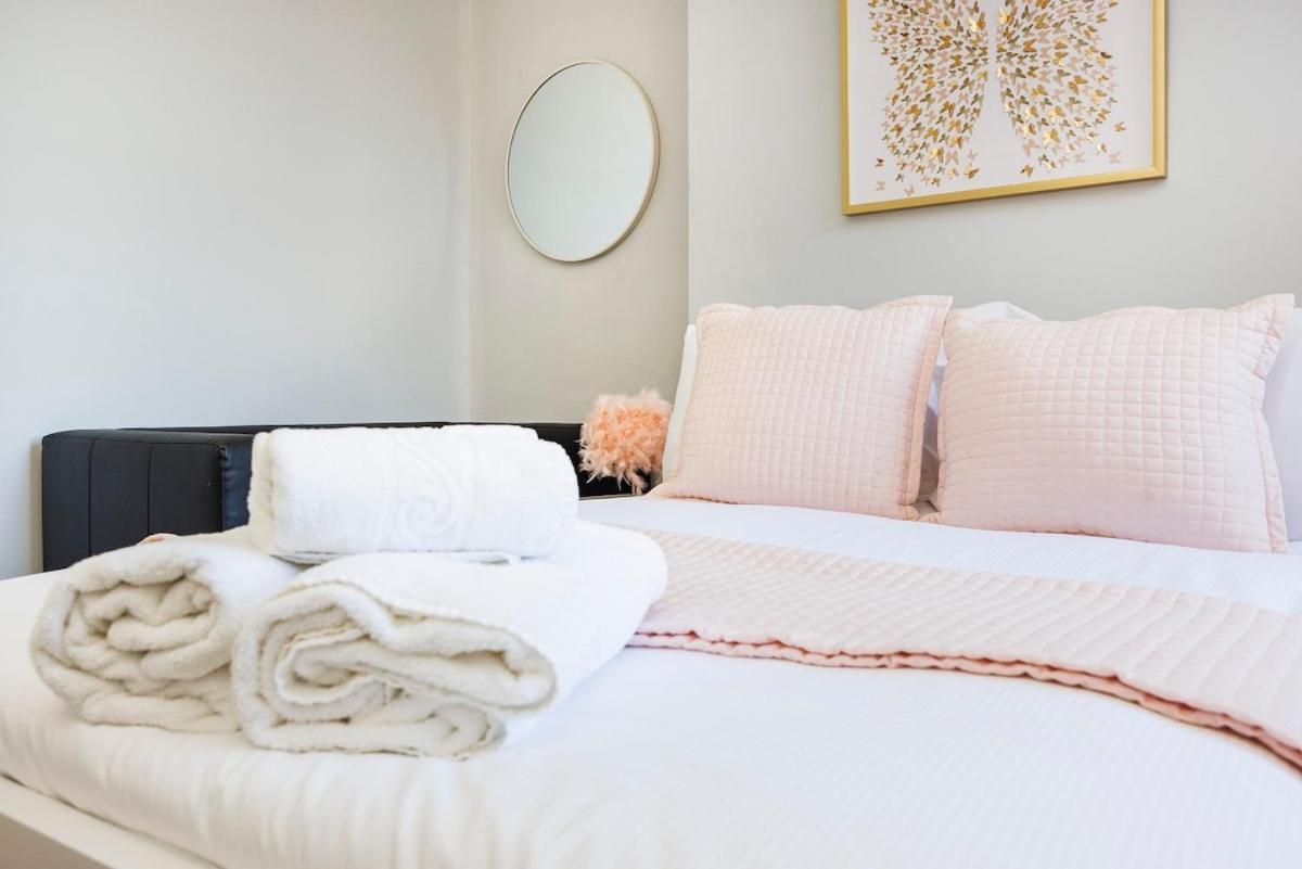 6 Bedroom West Home, Acton, Free Parking , Pool Table , 75 Inch Tv, Sleeps 11 Offers Londen