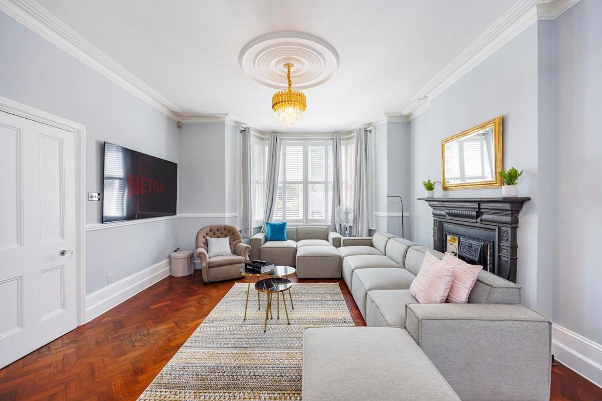 6 Bedroom West Home, Acton, Free Parking , Pool Table , 75 Inch Tv, Sleeps 11 Offers * Londen