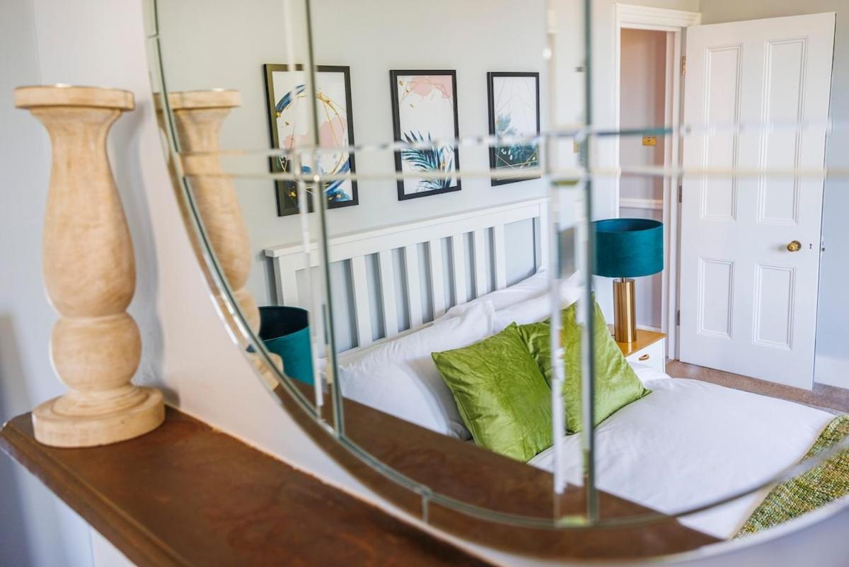 6 Bedroom West Home, Acton, Free Parking , Pool Table , 75 Inch Tv, Sleeps 11 Offers Apartment